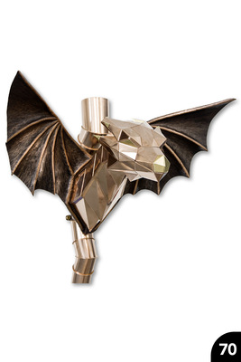 70 Gefalzter mehrteiliger Drachenkopf mit getriebenen, strukturierten Flügeln und konischem Hals 