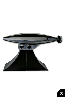 3 Modell-Zeppelin auf mehrteiligem, eingeschwungenem Sockel