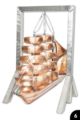 6 Schiffsschaukel mit gewölbten Kupfersegeln und ­gefalztem, mehrteiligem Schiffsrumpf