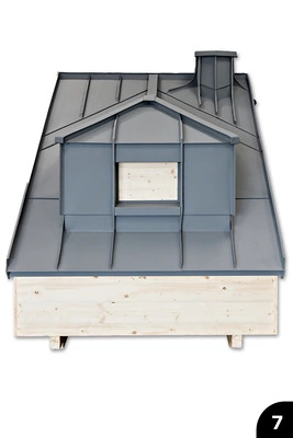 7 Dachmodell: Falzverläufe sind an Gaube und Schornstein aufwendig eingefalzt und linienkonform fortgeführt