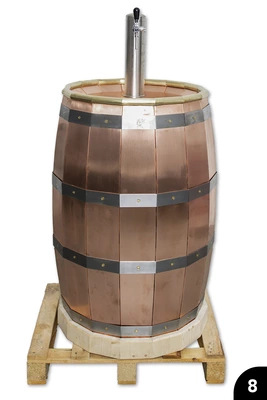 8 Zapfanlage auf segmentiertem, gefalztem Kupfer-Bierfass auf Holzsockel