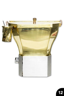 12 Messingbehälter auf Sockel mit segmentierten Elementen, Deckel und gedrehtem Zusatzbehältnis