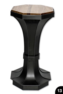 13 Mehrteilige geschwungene und nach außen gefalzte Säule mit Spange und Sockel