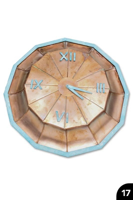 17 Wanduhr mit geschwungenen Segmenten und passgenauer Einfassung