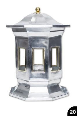 20 Zinkobjekt mit Fenstern, geschwungener Abdeckung und segmentiertem Sockel