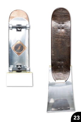 23 Mehrteiliges Skateboard mit gefalzten Intarsien und strukturierter Standfläche