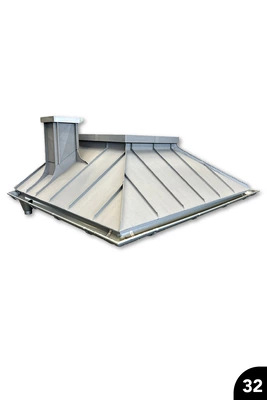 32 Walmdach mit Sattelanbau, rund gefalzter Schornsteineinfassung und rückseitig angebrachten konischen Kehlscharen