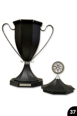 37 Titanzinkpokal mit Deckel. Gefalzte Ausführung am Fuß um ein halbes Segment gedreht, Wulstgehrungen und Drahteinlagen an den Henkeln inklusive