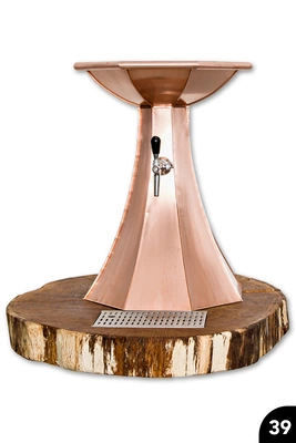 39 Zapfanlage aus Kupfer mit geschwungenen Segmenten und Wulstabschluss