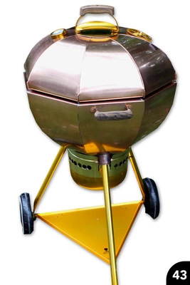 43 Grill aus Kupfer und Messing mit achtteiligem gefalztem Deckel und Kessel, ­Griffen und Einschubrohren am Dreibein sowie präzisen Wulstfalzen