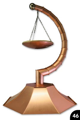 46 Kupfer-Meisterobjekt mit schwanenhalsförmigem Ständer und geschwungenem Sockel