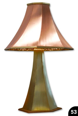 53 Spenglerlampe mit segmentiertem Fuß und gedreht angeordneten Schirmsegmenten