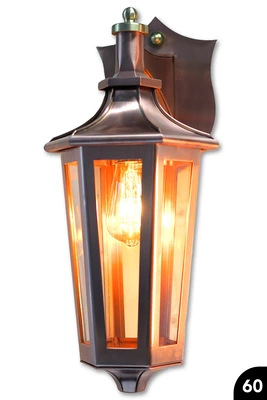 60 Wandleuchte mit geschwungenem, gefalztem Deckel und filigranem Abschlussboden