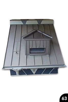 63 Aluminium-Dachmodell mit handgefertigter Rinnenerweiterung und Walmgaube mit verschiedenen ­Dachneigungen. Weitere Details: Sockel, Lüfter und Zierfalze