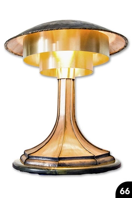 66 Künstlerisches Leuchtmittel für Schreibarbeit mit aufwendig gefalztem Standfuß