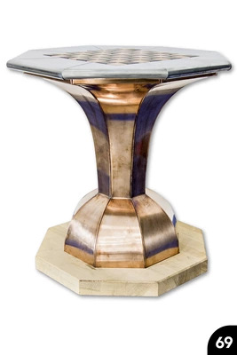69 Beistelltisch mit achtteiligem Übergangskörper aus konkav/konvex geformten Segmenten
