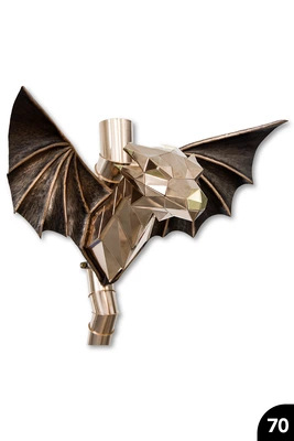 70 Gefalzter mehrteiliger Drachenkopf mit getriebenen, strukturierten Flügeln und konischem Hals