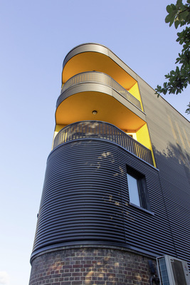 Ein Element der außergewöhnlichen Architektur ist die abgerundete Gebäudeecke