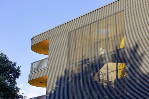 Die teilweise perforierten Profile lassen sanftes Licht ins Treppenhaus dringen - © Bild: Paul Kozlowski / VM Building Solutions, Essen
