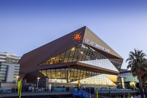 Leicht geknickt: Das Adelaide Convention Center besticht durch seine ungewöhnliche Geometrie - © Bild: elZinc Australia
