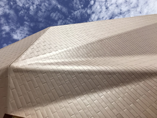 Besondere Herausforderung für Klempner: An den Scheitelpunkten, wo mehrere Gratlinien aufeinandertreffen, ist ein nahtloser Übergang der Zinkbleche unmöglich