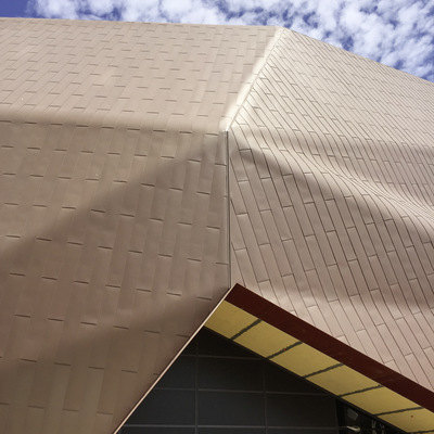 Um Brüche und Falten auf den gewölbten Kanten zu vermeiden, wurden die Titanzinkprofile vor der Montage vorgebogen