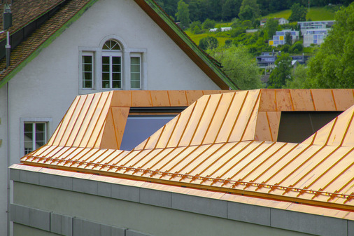 Durch die Fenster in den Dachaufbauten dringt Licht ins Kircheninnere