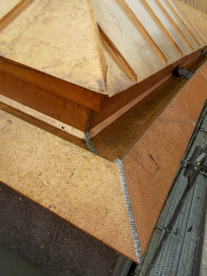 Perfekte Dachkanten und Details, handwerklich sauber ausgeführt - © Bild: Schoop / VDSS
