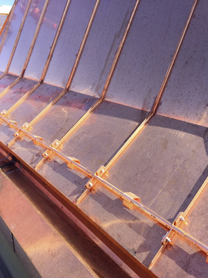 Dachrand mit aufgeklemmtem Schneefangsystem