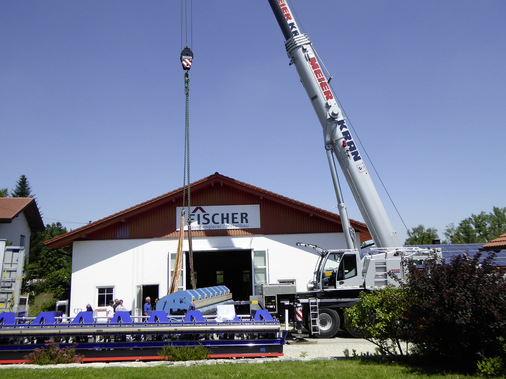 Die Auslieferung sowie der Aufbau einer Langabkantmaschine sind regelmäßig mit großem logistischen  Aufwand verbunden 