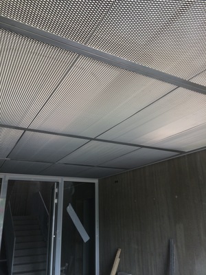 Die Deckenbekleidung aus kleinmaschigem Streckmetall im Gebäude