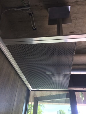 Die Deckenbekleidung aus kleinmaschigem Streckmetall im Gebäude