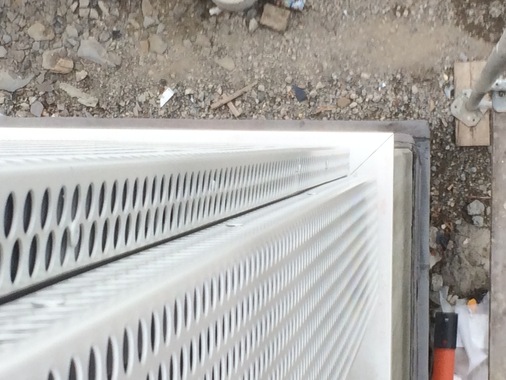 Die Befestigung der perforierten Fassadenprofile erfolgte mithilfe eines Hublifters