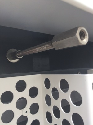 Die große Lochweite (20 mm) auf den perforierten Profilen sorgt für Transparenz mit Blick bis zur dunkelgrauen Fassade