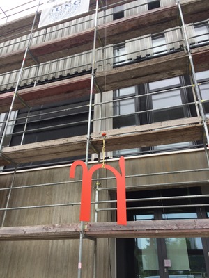 Montage des Buchstaben My (μ) für das Firmenlogo des Bauherrn