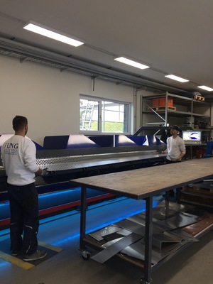 Kanten der unbeschichteten Aluminiumprofile in der Klempnerwerkstatt