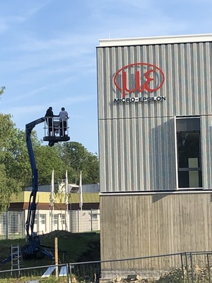 Die perforierte Fassade mit den Verschattungselementen und das Firmenlogo nach der Montage