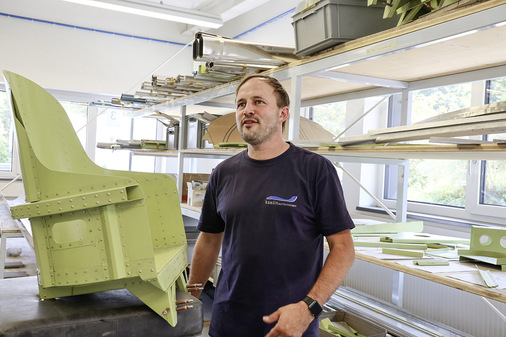 Frank Preuss zeigt einen Aluminium-Pilotensitz
