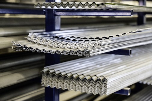 Im Materiallager warten Wellaluminiumprofile  auf  …