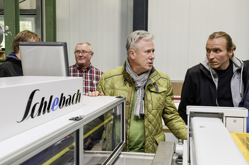 Jens Sperber erklärt die Funktionsweise der neuen Schlebach-Schneidanlage  … - © Bild: BAUMETALL
