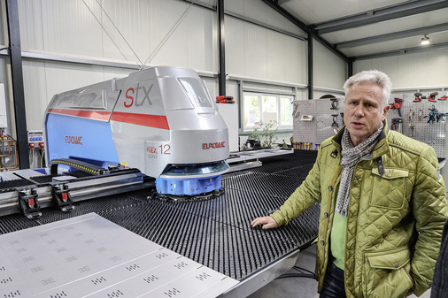 …  und der servohydraulischen Stanz-Nibbel-Maschine STX von Euromac 