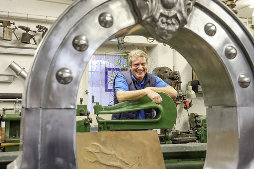 Axel Seeber schaut durch ein Ochsenauge bei Manfred Schulze in Ronneburg