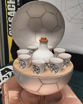 ... mit Schnapskrug und -bechern mit Spenglerwappen. Unter dem Motto: "Mia san mir".