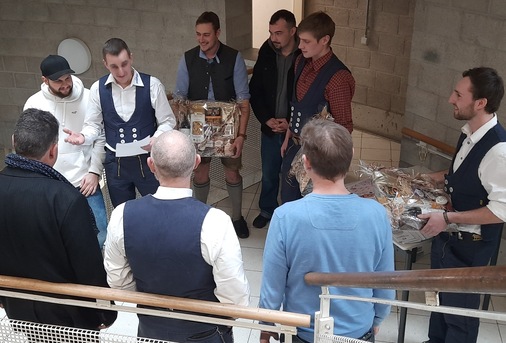 Die sechs ausstellenden Meister bedanken sich bei ihren Ausbildern Hans-Peter Rösch, Daniel Wagner und Michael Heuberger mit Geschenkkörben.