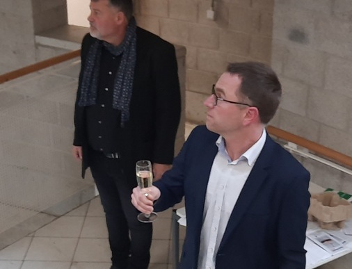 Stellvertretender Schulleiter Axel Huber erhebt das Glas, um auf den Erfolg der neuen Meister anzustoßen.