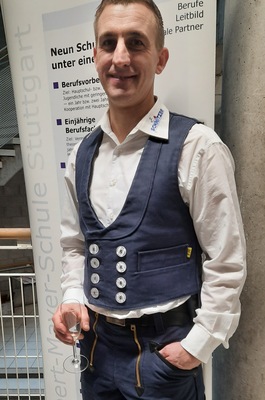 Christian Streib feiert sein Meisterstück mit einem Glas Sekt von der Haushaut-Bar.