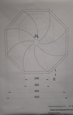 Die Draufsicht auf den Präsentationstisch offenbart einen gestalterischen Kniff: Die Tischplatte lagert asymmetrisch auf dem Fuß.