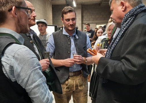 Dem offiziellen Teil folgten angeregte Gespräche bei Sekt und Butterbrezeln. Hier Hans-Peter Rösch mit einem Klempnermeister-Fanclub aus dem Allgäu. - © Wirtz / BAUMETALL
