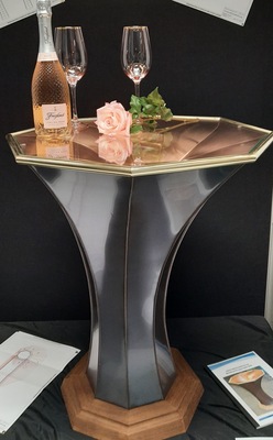 Den Präsentationstisch hat Sebastian Schuster für besondere Momente geschaffen - wie zum Beispiel die Blechmasters-Ausstellung. 