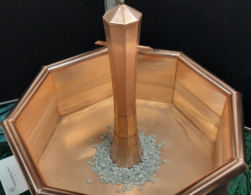 Für die Ausstellung hat Josef Bodenmüller seinen Dorfbrunnen mit Kieselsteinen und Wasser befüllt.